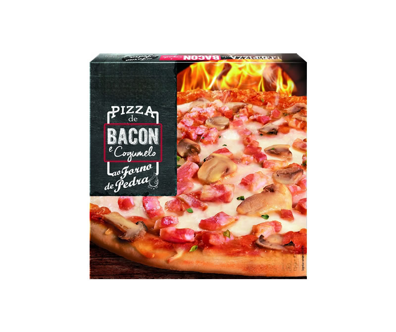 Pizza de championes y tocino al horno de piedra