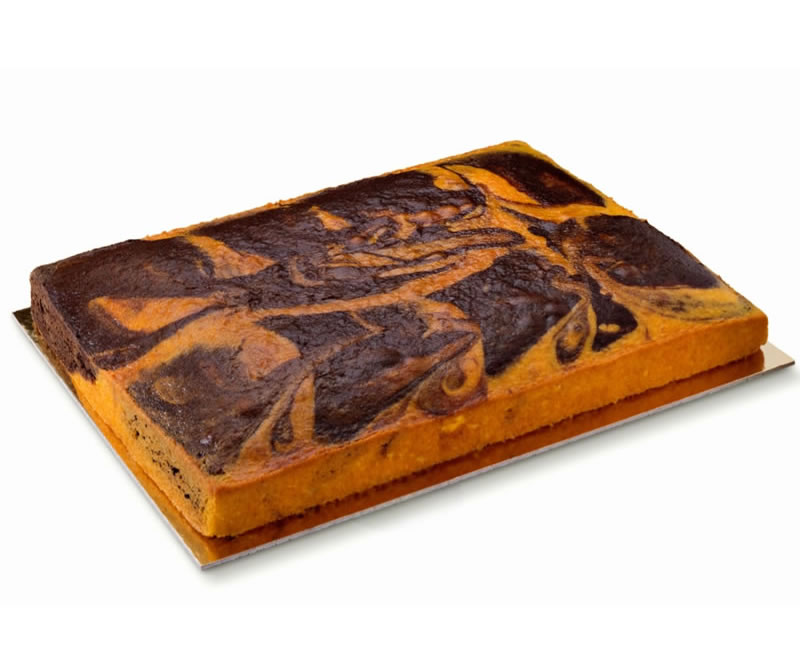 Plato de pastel tradicional de chocolate y zanahoria